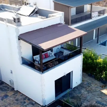 Tranquil Seaview With Private Pool In דירה *